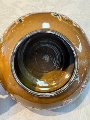 A large Chinese famille verte capucin-ground 'Prunus Blossoms' teapot and cover with relief design, Kangxi — foto 7