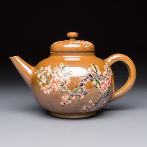A large Chinese famille verte capucin-ground 'Prunus Blossoms' teapot and cover with relief design, Kangxi — foto 1