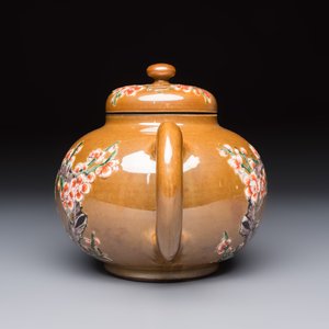 A large Chinese famille verte capucin-ground 'Prunus Blossoms' teapot and cover with relief design, Kangxi — foto 2