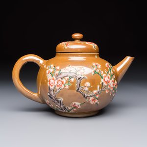 A large Chinese famille verte capucin-ground 'Prunus Blossoms' teapot and cover with relief design, Kangxi — foto 3