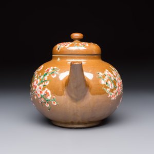 A large Chinese famille verte capucin-ground 'Prunus Blossoms' teapot and cover with relief design, Kangxi — foto 4