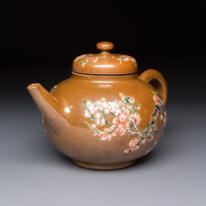 A large Chinese famille verte capucin-ground 'Prunus Blossoms' teapot and cover with relief design, Kangxi — foto 5