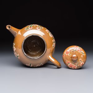 A large Chinese famille verte capucin-ground 'Prunus Blossoms' teapot and cover with relief design, Kangxi — foto 6