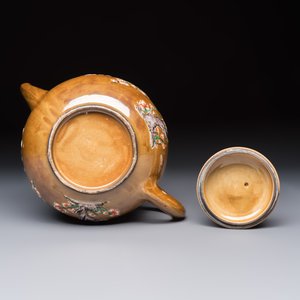 A large Chinese famille verte capucin-ground 'Prunus Blossoms' teapot and cover with relief design, Kangxi — foto 7