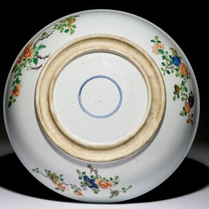 A large Chinese famille verte charger with figural landscape design, 19/20th C. — photo 2