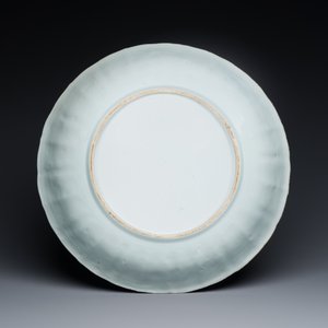 A large Chinese famille verte dish decorated with a European couple in a carriage, Kangxi — 照片 2