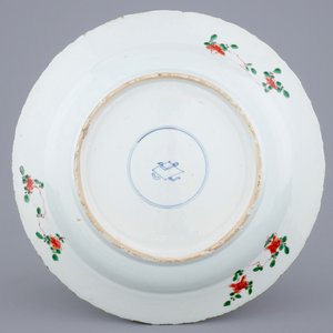 A large Chinese famille verte dish with a central flower basket, Kangxi — 照片 2