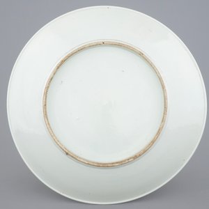 A large Chinese famille verte dish with a court scene, 20th C. — 照片 2