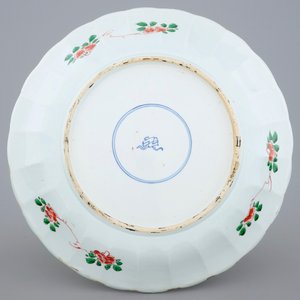 A large Chinese famille verte dish with a flower basket, Kangxi — 照片 2