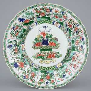 A large Chinese famille verte dish with a flower basket, Kangxi — 照片 1