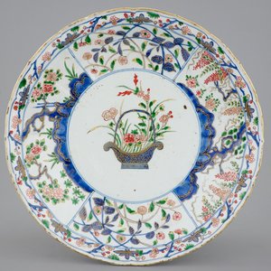 A large Chinese famille verte dish with a flower basket, Kangxi — photo 1