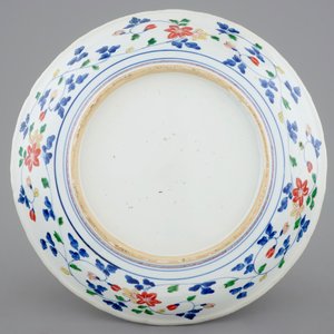 A large Chinese famille verte dish with a flower basket, Kangxi — photo 2