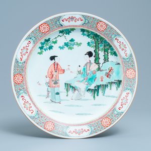 A large Chinese famille verte dish with ladies and boys in a garden, Kangxi — 照片 1