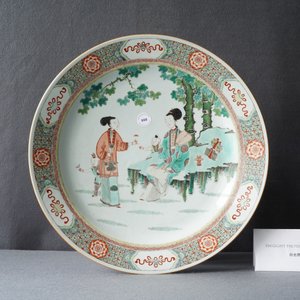 A large Chinese famille verte dish with ladies and boys in a garden, Kangxi — 照片 3