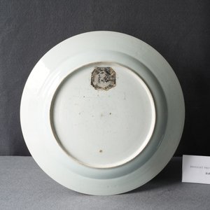 A large Chinese famille verte dish with ladies and boys in a garden, Kangxi — 照片 4