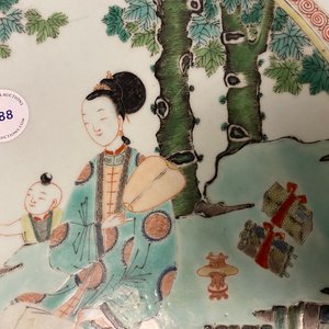 A large Chinese famille verte dish with ladies and boys in a garden, Kangxi — 照片 9