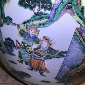 A large Chinese famille verte fish bowl with a narrative scene all-round, 19th C. — photo 12