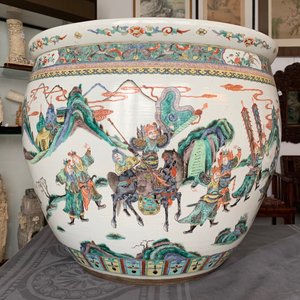 A large Chinese famille verte fish bowl with a narrative scene all-round, 19th C. — photo 13