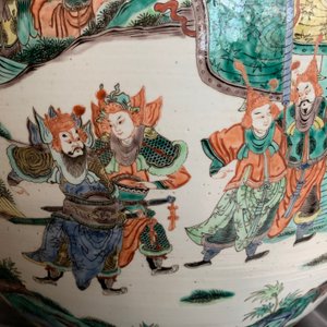A large Chinese famille verte fish bowl with a narrative scene all-round, 19th C. — photo 22