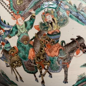 A large Chinese famille verte fish bowl with a narrative scene all-round, 19th C. — photo 24