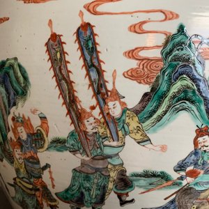 A large Chinese famille verte fish bowl with a narrative scene all-round, 19th C. — photo 26