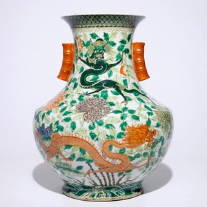 A large Chinese famille verte hu-shaped "Dragon" vase, 19th C. — 照片 1