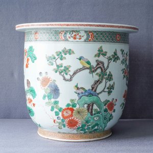A large Chinese famille verte jardinière and a rouleau vase, 19th C. — 照片 12