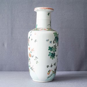 A large Chinese famille verte jardinière and a rouleau vase, 19th C. — 照片 17