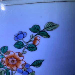 A large Chinese famille verte jardinière and a rouleau vase, 19th C. — 照片 20