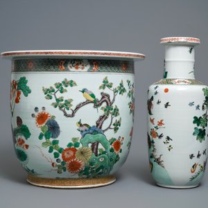 A large Chinese famille verte jardinière and a rouleau vase, 19th C. — 照片 3