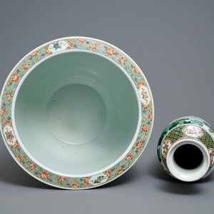 A large Chinese famille verte jardinière and a rouleau vase, 19th C. — 照片 5