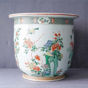 A large Chinese famille verte jardinière and a rouleau vase, 19th C. — 照片 10