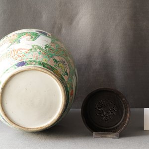A large Chinese famille verte 'mythical beasts' jar with wooden cover, Kangxi — 照片 13