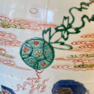 A large Chinese famille verte 'mythical beasts' jar with wooden cover, Kangxi — 照片 16