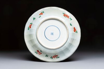A large Chinese famille verte 'Pavilion with Birds among Flowering Branches' dish, Kangxi — photo 1