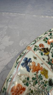 A large Chinese famille verte 'Pavilion with Birds among Flowering Branches' dish, Kangxi — photo 12