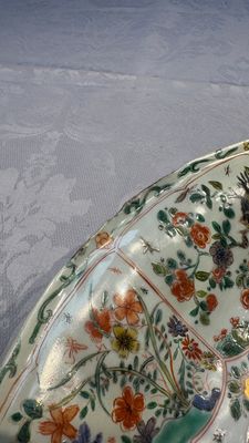 A large Chinese famille verte 'Pavilion with Birds among Flowering Branches' dish, Kangxi — photo 13