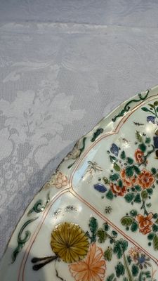 A large Chinese famille verte 'Pavilion with Birds among Flowering Branches' dish, Kangxi — photo 14