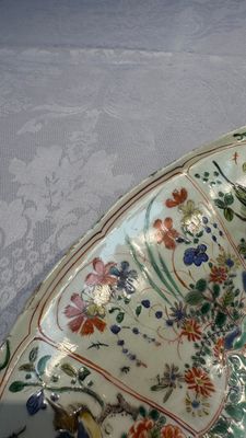 A large Chinese famille verte 'Pavilion with Birds among Flowering Branches' dish, Kangxi — photo 15