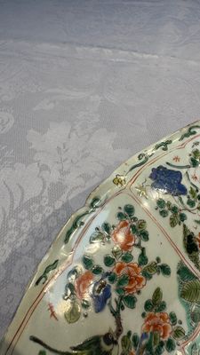 A large Chinese famille verte 'Pavilion with Birds among Flowering Branches' dish, Kangxi — photo 16