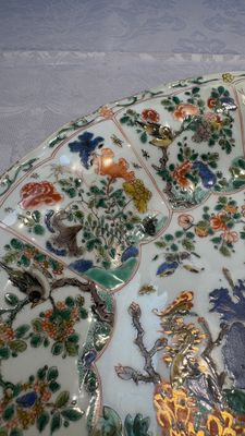 A large Chinese famille verte 'Pavilion with Birds among Flowering Branches' dish, Kangxi — photo 17