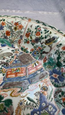 A large Chinese famille verte 'Pavilion with Birds among Flowering Branches' dish, Kangxi — photo 18