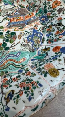A large Chinese famille verte 'Pavilion with Birds among Flowering Branches' dish, Kangxi — photo 19