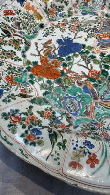 A large Chinese famille verte 'Pavilion with Birds among Flowering Branches' dish, Kangxi — photo 20