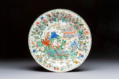 A large Chinese famille verte 'Pavilion with Birds among Flowering Branches' dish, Kangxi — photo 3