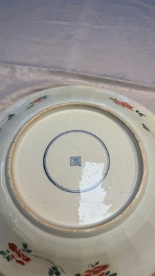 A large Chinese famille verte 'Pavilion with Birds among Flowering Branches' dish, Kangxi — photo 24
