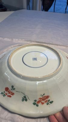 A large Chinese famille verte 'Pavilion with Birds among Flowering Branches' dish, Kangxi — photo 25
