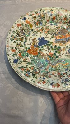 A large Chinese famille verte 'Pavilion with Birds among Flowering Branches' dish, Kangxi — photo 4