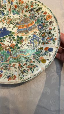 A large Chinese famille verte 'Pavilion with Birds among Flowering Branches' dish, Kangxi — photo 5