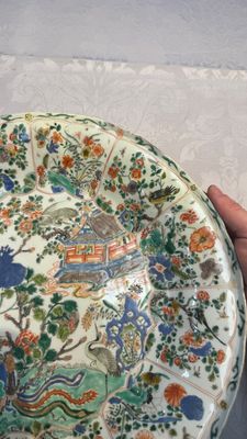 A large Chinese famille verte 'Pavilion with Birds among Flowering Branches' dish, Kangxi — photo 6